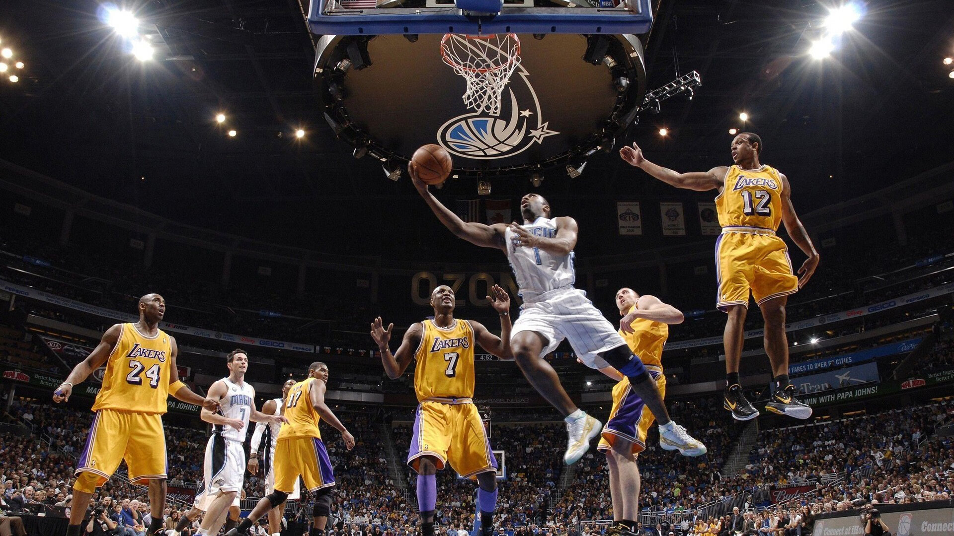 足坛冰火两重天,梅西连场破门,曼联连败不止
